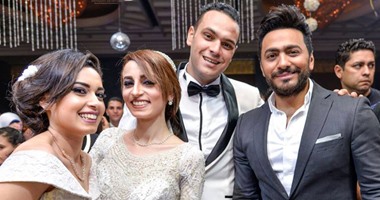 بالصور.. تامر حسنى يفاجئ ابنة الشهيد مصطفى إبراهيم الخطيب فى حفل زفافها