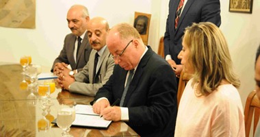 حلمى النمنم يوقع اتفاقية مع الشارقة للفنون لإقامة معرض عالمى للسريالية