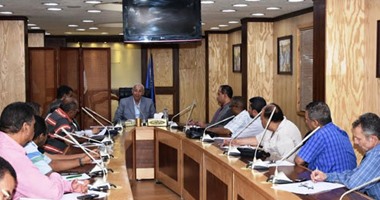 محافظ أسوان يجتمع بمديرى المستشفيات ويستمع لمطالبهم