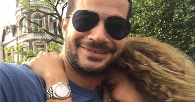 داليا مصطفى تغازل زوجها شريف سلامة بصورة فى هولندا