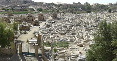 بالصور..ارتفاع تكاليف الدفن فى ثانى أقدم جبانة إسلامية بعد البقيع بأسوان لـ500 جنيه.. والتكدس يهددها.. ومطالب بتفعيل قرار إغلاق المقابر الفاطمية ونقل الموتى