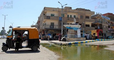 بالصور.. مستنقع مياه صرف صحى يحاصر سجل مدنى الواسطى ببنى سويف