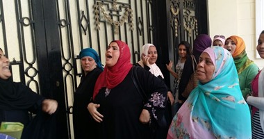 معلمات مطروح المغتربات يتظاهرن أمام البوابة الرئيسية لمجلس النواب
