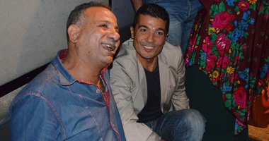 بالصور.. خالد النبوى يجلس على الأرض خلال عرض "المهاجر"