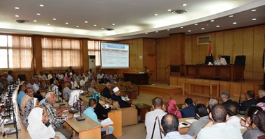 محافظ أسوان يوجه بمراجعة صلاحية وحالة أعمدة الإنارة