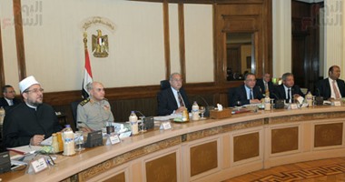 الحكومة تبدأ اجتماعها الأسبوعى بالوقوف دقيقة حدادًا على روح "زويل".. وتوافق على مشروع قانون إنشاء وكالة الفضاء المصرية.. وتكوين شركات الشخص الواحد.. وتخصص 289 فدنا بالسويس لصالح مشروع الاستزراع السمكى