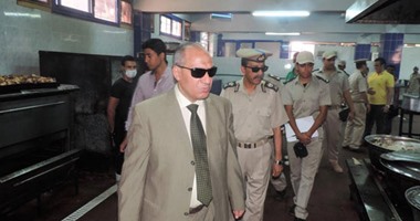 بالصور.. مدير أمن أسوان يتفقد طابور المجندين ويستمع لمطالبهم