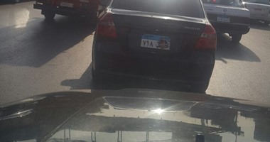 قارئ يرصد سيارات بدون لوحات معدنية ويطالب الداخلية بحملات ضد المخالفين