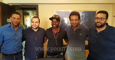 ستانلى يلتقط صورا تذكارية مع وفد الزمالك فى دجلة