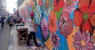 بالصور.. 90 وردة تجمل جدران كلية فنون جميلة بالإسكندرية