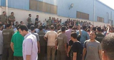 بالصور.. عمال kcg التركية للمنسوجات بالعاشر يعتصمون للمطالبة بحقوقهم