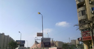 بالصور.. إضاءة أعمدة الإنارة فى حى سموحة بالإسكندرية عصراً