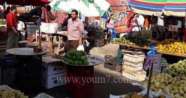 بالصور.. الباعة فى سوق الهانوفيل بـ"العجمى" يحتلون الشارع الرئيسى