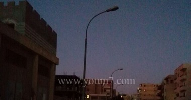 بالصور.. شكوى من عدم إضاءة أعمدة الإنارة ليلا فى شوارع الحى الثانى بالعبور