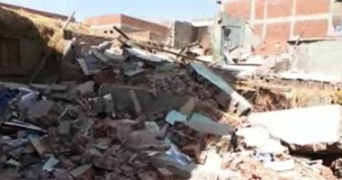 بالفيديو..لحظة هدم الأهالى منزل قاتل الطفل أنس ودفنه حيا مع مصحفه بالشرقية