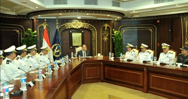 وزير الداخلية فى اجتماعه بمساعديه:دفعنا بقيادات شابة فى حركة الشرطة لضخ دماء جديدة..نواجه الخروج على القانون بكل حسم وحزم.. تأهيل الضباط والأفراد لإعلاء"سيادة القانون"والموائمة بين الأمن وحقوق الإنسان