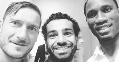 محمد صلاح ينشر صورة تجمعه مع "دروجبا" و"توتى" بعد مباراة روما الودية