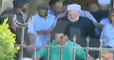 بالفيديو.. لحظة خروج "على جمعة" من مسجد فاضل بأكتوبر بعد محاولة اغتياله