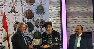 وزير الشباب و الرياضة يهدى البابا تواضروس الثانى درعى تكريم