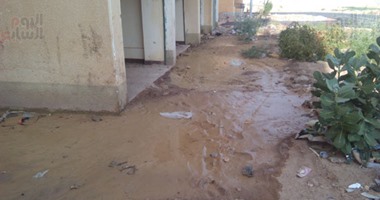 بالصور.. تسرب مياه الصرف يهدد حياة سكان عمارات الأوقاف بالخارجة