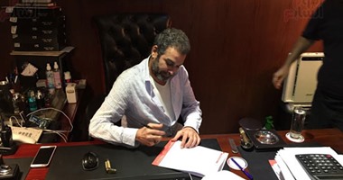 بالصور.. أحمد عبد العزيز يتعاقد رسميا على "الأب الروحى" مع ريمون مقار