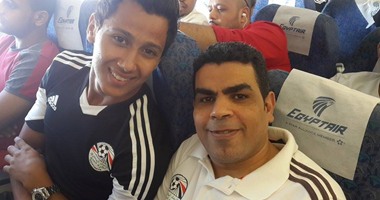 مهاجم الأهلى يهدى قميص المنتخب لعامل بأسوان