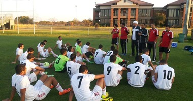 بالصور.. منتخب 98 يصل جنوب أفريقيا لمواجهتها السبت بالتصفيات الأفريقية