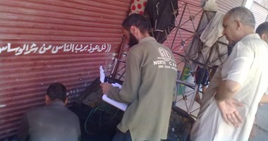 بالصور.. محاضر إزالة الشمع الأحمر لمحال مخالفة فى "الشيخ حسن" بأسيوط