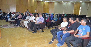 افتتاح دورة لمحو أمية 130 عاملا بجامعة الفيوم