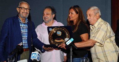 مهرجان الإسكندرية يمنح نور الشريف علما باسمه و"السينمائيين" تهديه درعا