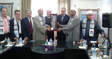 إهداء درعى الجامعة والمعاهد الأزهرية بغزة لشيخ الأزهر