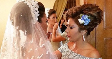 بالفيديو.. أصالة تغنى لحظة دخول ابنتها "شام" وعريسها قاعة الفرح