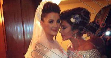 بالصور والفيديو.. "أصالة" تشدو فرحًا بابنتها "شام" فى ليلة العمر.. الفنانة تضع "ماكياج" العروس بنفسها وتقدم أغنية خاصة تفاعل معها الحضور.. ونيشان وأنغام وأحلام وسميرة سعيد وجو رعد أبرز الحاضرين