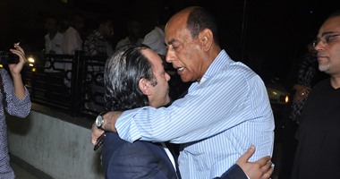 بالصور..محمد هنيدى وأشرف زكى وأحمد بدير فى مقدمة عزاء والدة علاء مرسى