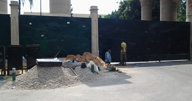 بالصور.. جامعة عين شمس تركب بوابات مصفحة بالمداخل الرئيسية