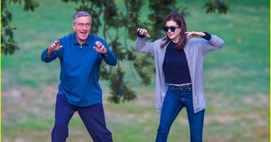  بالصور.. دى نيرو وهاثاواى يتعلمان فن "Tai Chi"