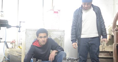     "عملوها الوحوش".. 10 من شباب المهندسين يخترعون ماكينة تحول سعف النخيل لـ"أخشاب" فى لحظات.. مبتكرو الجهاز: ابتكارنا يحول مصر إلى دولة منتجة للأخشاب بدلاً من الاستيراد ويوفر آلاف فرص العمل