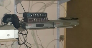ضبط مواطن حول سطح منزله شبكة قنوات فضائية بالأميرية