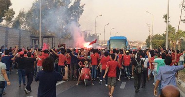 الألتراس أمام فندق معسكر الأحمر: "السوبر يا أهلى"