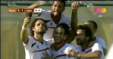 لاعب بتروجت يحتفل بهدفه أمام دجلة بطريقة "السلفى"