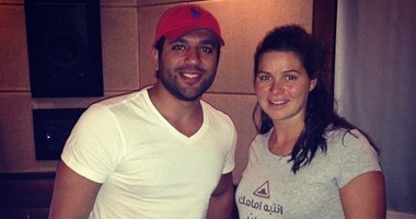 يسرا اللوزى تنشر صورتها بآخر أشهر الحمل بـ"تى شيرت": انتبه أمامك مطب