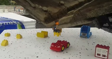 بالفيديو.. فنلندى يلعب بمكعبات صغيرة مستخدما رافعة عملاقة