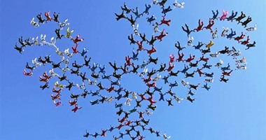 بالصور.. أجمل لقطات للقفز الحر فى مجموعات بلعبة "free fall"