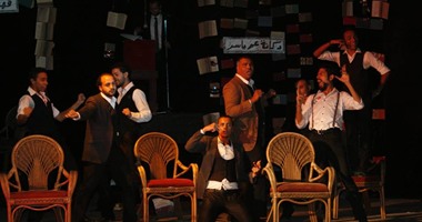 بالصور.. عرض مسرحية "حدث أثناء الخطاب" على خشبة العائم