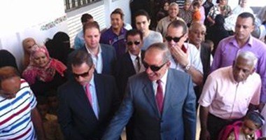 محافظ البحر الأحمر يطالب المعلمين بحسن معاملة الطلاب
