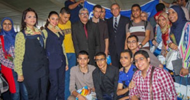 أوائل الثانوية العامة يغادرون إلى إيطاليا لبدء جولة أوروبية.. وزير الطيران المدنى يكرمهم بمطار القاهرة.. و"مصر للطيران" تمنحهم تذاكر مجانية