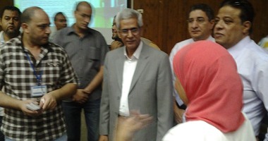 بالصور.. عميد آداب عين شمس يتفقد أعمال استقبال الطلاب الجدد وقبول أوراقهم