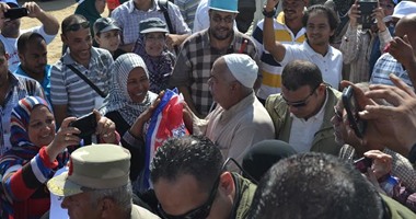 رجل مسن وزوجته يتبرعان بالعمل فى قناة السويس بدون أجر لحساب تحيا مصر