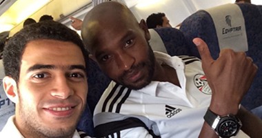 "سيلفى" شيكابالا وعمر جابر فى طائرة المنتخب