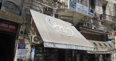 بالصور.. "مدبولى" أحد أشهر مكتبات وسط القاهرة.. ومالكها بدأ بفرشة على الرصيف وانتهى بأعرق ركن ثقافى شاهد على تاريخ كبار المفكرين والأدباء.. "صدام حسين وحاكم الشارقة" أشهر زبائنه